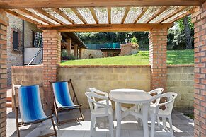 Lavish Holiday Home in Volterra With Pool