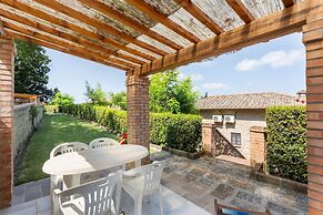 Lavish Holiday Home in Volterra With Pool