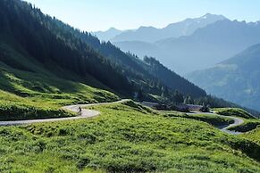 Spacious Apartment in Uderns Near Ski Area