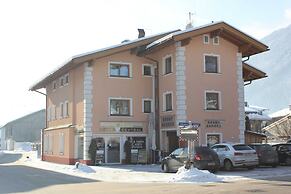 Spacious Apartment in Uderns Near Ski Area