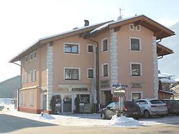 Spacious Apartment in Uderns Near Ski Area