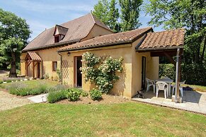 Appealing Apartment in Vezac With Swimming Pool