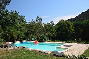 Lovely House With Grass Garden, Shared Swimmingpool, Next to the River