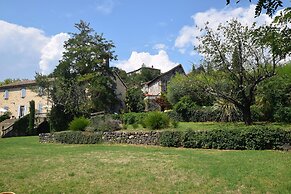 Lovely House With Grass Garden, Shared Swimmingpool, Next to the River