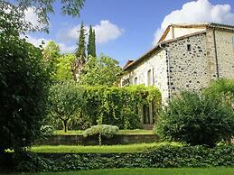 Lovely House With Grass Garden, Shared Swimmingpool, Next to the River