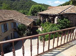 Lovely House With Grass Garden, Shared Swimmingpool, Next to the River