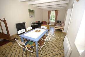 Lovely House With Grass Garden, Shared Swimmingpool, Next to the River