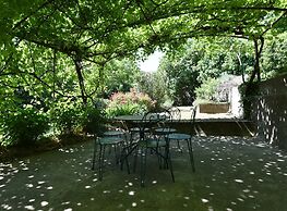 Lovely House With Grass Garden, Shared Swimmingpool, Next to the River