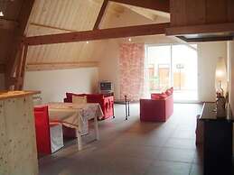 Lovely House With Grass Garden, Shared Swimmingpool, Next to the River
