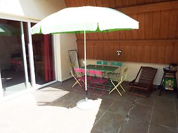 Lovely House With Grass Garden, Shared Swimmingpool, Next to the River