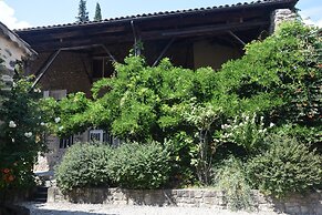 Lovely House With Grass Garden, Shared Swimmingpool, Next to the River
