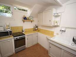 Lovely House With Grass Garden, Shared Swimmingpool, Next to the River