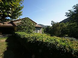 Lovely House With Grass Garden, Shared Swimmingpool, Next to the River