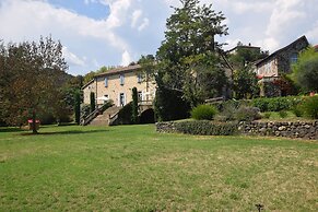 Lovely House With Grass Garden, Shared Swimmingpool, Next to the River