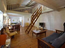 Lovely House With Grass Garden, Shared Swimmingpool, Next to the River