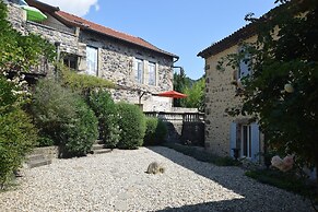 Lovely House With Grass Garden, Shared Swimmingpool, Next to the River