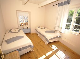 Lovely House With Grass Garden, Shared Swimmingpool, Next to the River