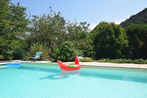 Lovely House With Grass Garden, Shared Swimmingpool, Next to the River