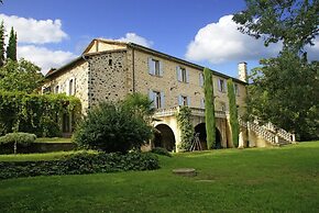 Lovely House With Grass Garden, Shared Swimmingpool, Next to the River