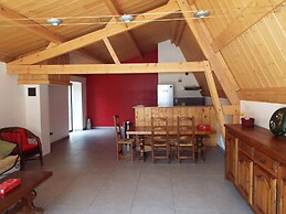 Lovely House With Grass Garden, Shared Swimmingpool, Next to the River