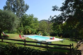 Lovely House With Grass Garden, Shared Swimmingpool, Next to the River