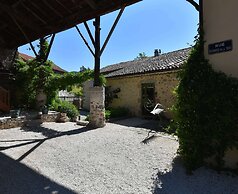 Lovely House With Grass Garden, Shared Swimmingpool, Next to the River