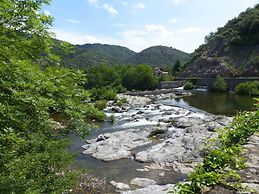 Lovely House With Grass Garden, Shared Swimmingpool, Next to the River