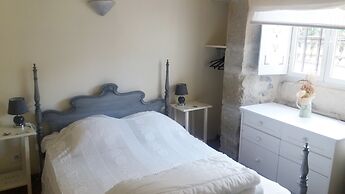 Lovely House With Grass Garden, Shared Swimmingpool, Next to the River