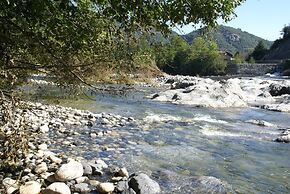 Lovely House With Grass Garden, Shared Swimmingpool, Next to the River