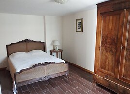 Lovely House With Grass Garden, Shared Swimmingpool, Next to the River
