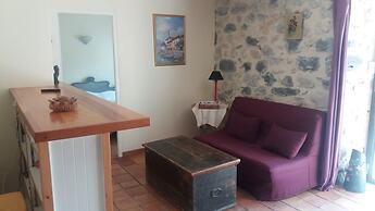 Lovely House With Grass Garden, Shared Swimmingpool, Next to the River