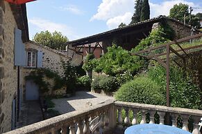 Lovely House With Grass Garden, Shared Swimmingpool, Next to the River