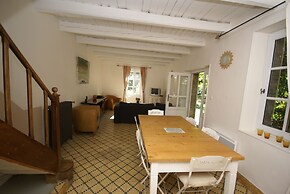 Lovely House With Grass Garden, Shared Swimmingpool, Next to the River
