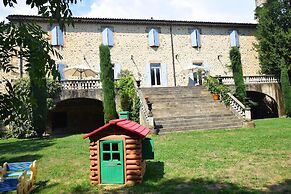 Lovely House With Grass Garden, Shared Swimmingpool, Next to the River