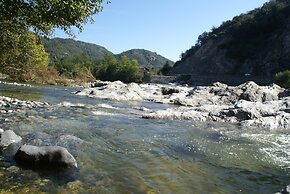 Lovely House With Grass Garden, Shared Swimmingpool, Next to the River