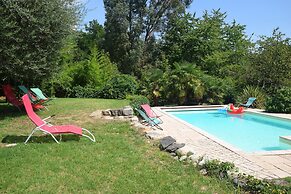 Lovely House With Grass Garden, Shared Swimmingpool, Next to the River