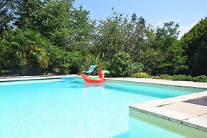 Lovely House With Grass Garden, Shared Swimmingpool, Next to the River
