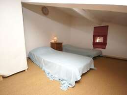 Lovely House With Grass Garden, Shared Swimmingpool, Next to the River