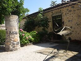 Lovely House With Grass Garden, Shared Swimmingpool, Next to the River