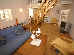 Lovely House With Grass Garden, Shared Swimmingpool, Next to the River