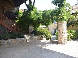 Lovely House With Grass Garden, Shared Swimmingpool, Next to the River