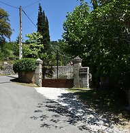 Lovely House With Grass Garden, Shared Swimmingpool, Next to the River