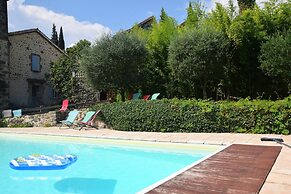 Lovely House With Grass Garden, Shared Swimmingpool, Next to the River
