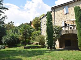 Lovely House With Grass Garden, Shared Swimmingpool, Next to the River