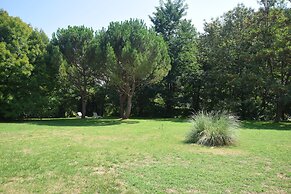 Lovely House With Grass Garden, Shared Swimmingpool, Next to the River