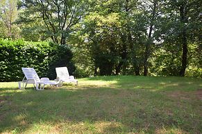 Lovely House With Grass Garden, Shared Swimmingpool, Next to the River