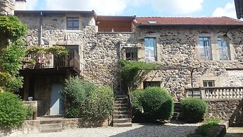 Lovely House With Grass Garden, Shared Swimmingpool, Next to the River