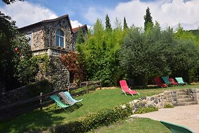 Lovely House With Grass Garden, Shared Swimmingpool, Next to the River