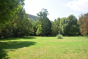 Lovely House With Grass Garden, Shared Swimmingpool, Next to the River