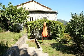 Lovely House With Grass Garden, Shared Swimmingpool, Next to the River